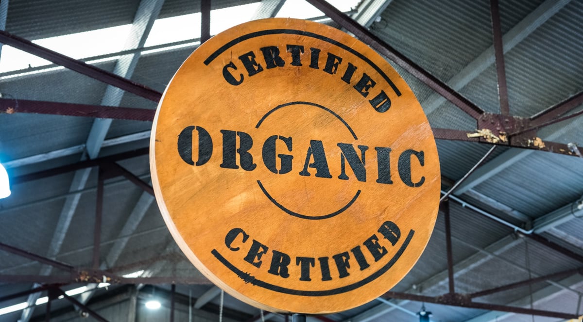 Letrero de madera Certificado Orgánico en granja