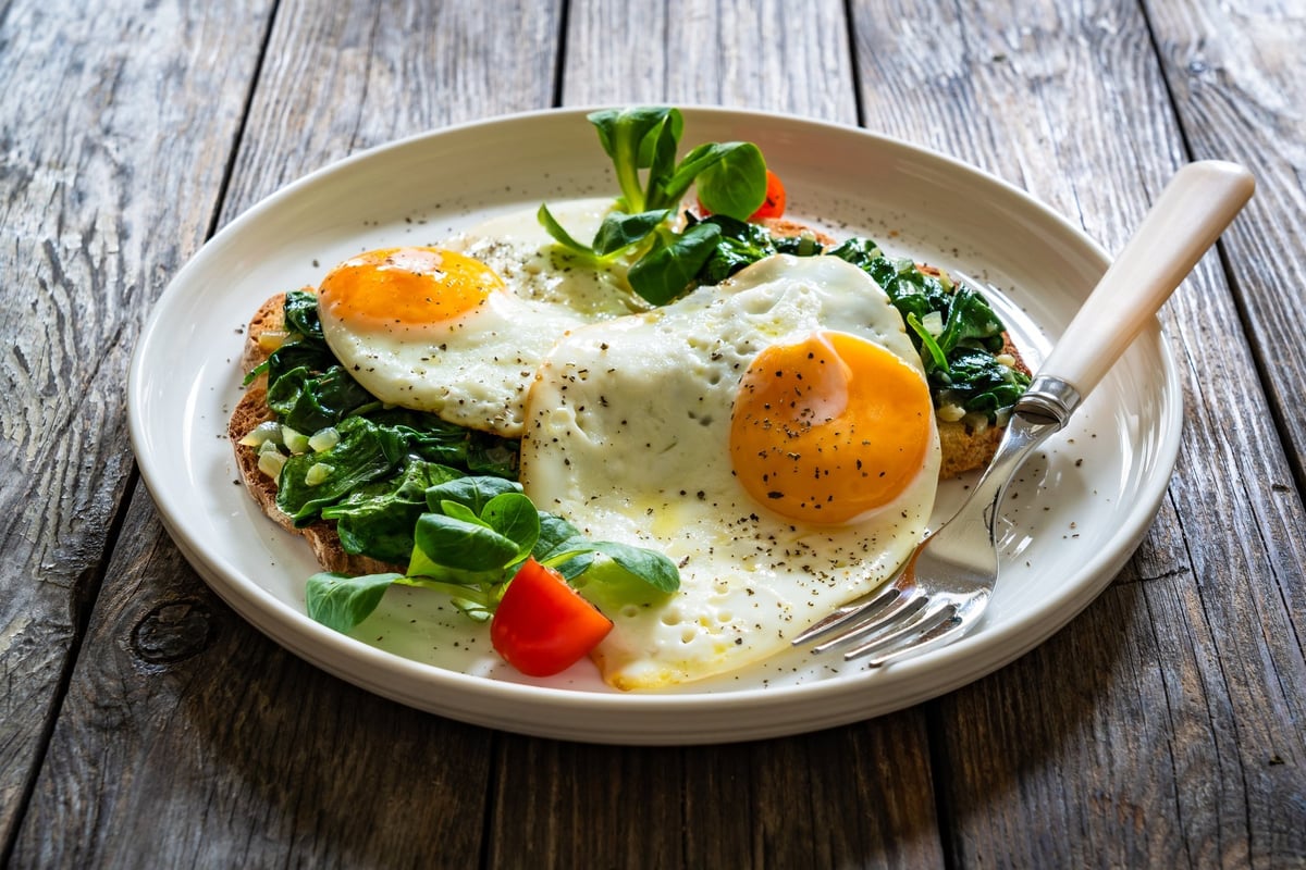 Huevos fritos con espinacas y tostadas