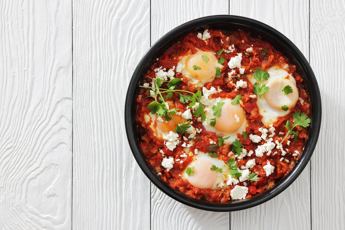 Shakshuka mediterráneo con huevos orgánicos