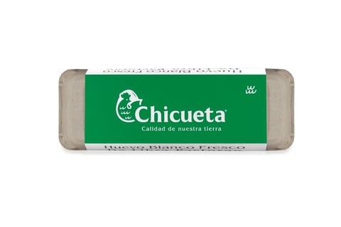 Cartón de huevos marca Chicueta con etiqueta verde y logo blanco en empaque de cartón