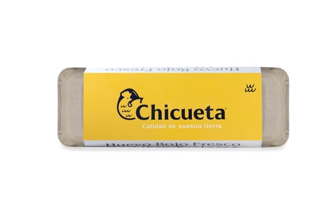 Cartón de huevos marca Chicueta con etiqueta amarilla y branding en empaque de cartón